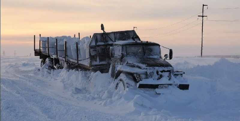 российский грузовик в тайге